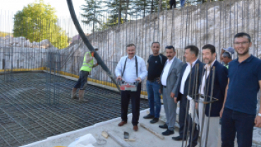 HAMAM MAHALLESİ,AKPINAR MAHALLESİ VE KAYNARCA MAHALLESİNİN BİR KISMININ SU İHTİYACINIDA KARŞIŞLAYACAK OLAN 1500 M3 LÜK EN BÜYÜK SU DEPOSU İNŞAATI YAPIMI BUGÜN BETON ATMA ÇALIŞMASIYLA DEVAM ETTİ