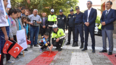 Güvenli trafik için yayalara öncelik duruşu