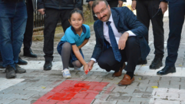 Güvenli trafik için yayalara öncelik duruşu