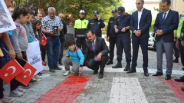 Güvenli trafik için yayalara öncelik duruşu