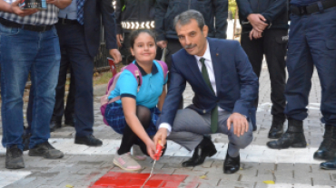 Güvenli trafik için yayalara öncelik duruşu