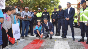 Güvenli trafik için yayalara öncelik duruşu