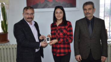 EMET BELEDİYEMİZDEN ÖĞRETMENLERİMİZE FLASH BELLEK HEDİYESİ
