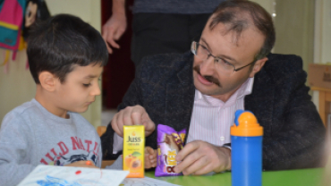 EMET BELEDİYEMİZDEN ÖĞRETMENLERİMİZE FLASH BELLEK HEDİYESİ