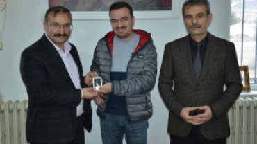 EMET BELEDİYEMİZDEN ÖĞRETMENLERİMİZE FLASH BELLEK HEDİYESİ