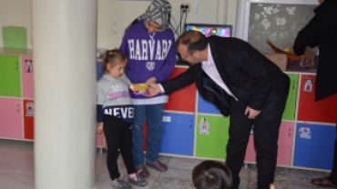 EMET BELEDİYEMİZDEN ÖĞRETMENLERİMİZE FLASH BELLEK HEDİYESİ