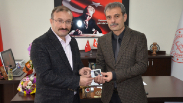 EMET BELEDİYEMİZDEN ÖĞRETMENLERİMİZE FLASH BELLEK HEDİYESİ