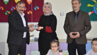 EMET BELEDİYEMİZDEN ÖĞRETMENLERİMİZE FLASH BELLEK HEDİYESİ