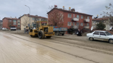 Emet belediyemiz ekiplerince altyapı çalışmaları ve yağışlar sebebiyle yollarda meydana gelen göçük ve oyukların dolgu çalışmaları yapılıyor