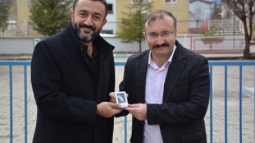EMET BELEDİYEMİZDEN ÖĞRETMENLERİMİZE FLASH BELLEK HEDİYESİ