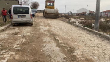 Emet belediyemiz ekiplerince altyapı çalışmaları ve yağışlar sebebiyle yollarda meydana gelen göçük ve oyukların dolgu çalışmaları yapılıyor