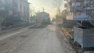 Emet belediyemiz ekiplerince altyapı çalışmaları ve yağışlar sebebiyle yollarda meydana gelen göçük ve oyukların dolgu çalışmaları yapılıyor