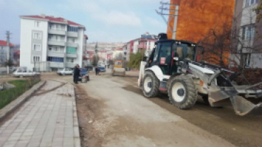 Emet belediyemiz ekiplerince altyapı çalışmaları ve yağışlar sebebiyle yollarda meydana gelen göçük ve oyukların dolgu çalışmaları yapılıyor