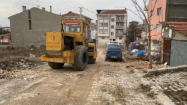 Emet belediyemiz ekiplerince altyapı çalışmaları ve yağışlar sebebiyle yollarda meydana gelen göçük ve oyukların dolgu çalışmaları yapılıyor