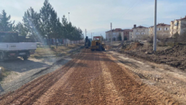 Emet belediyemiz ekiplerince altyapı çalışmaları ve yağışlar sebebiyle yollarda meydana gelen göçük ve oyukların dolgu çalışmaları yapılıyor