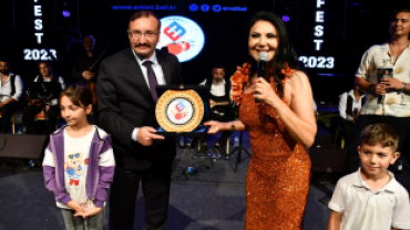 EMFEST GAZİ EMET YÖRESEL ÜTÜNLER VE EL SANATLARI FESTİVALİ AYŞE DİNÇER KONSERİNDEN KARELER