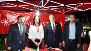 Bursa Büyükşehir Belediye Başkanı Sayın  Alinur Aktaş Emfest alanında  kurulan  Özel  Hayat Hastanesi standını ziyaret etti