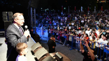 EMFEST GAZİ EMET YÖRESEL ÜTÜNLER VE EL SANATLARI FESTİVALİ AYŞE DİNÇER KONSERİNDEN KARELER