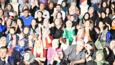 EMFEST GAZİ EMET YÖRESEL ÜTÜNLER VE EL SANATLARI FESTİVALİ AYŞE DİNÇER KONSERİNDEN KARELER