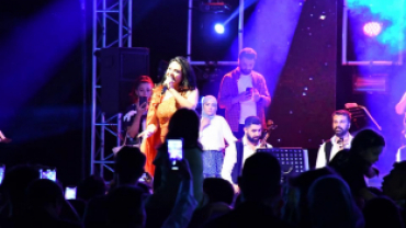 EMFEST GAZİ EMET YÖRESEL ÜTÜNLER VE EL SANATLARI FESTİVALİ AYŞE DİNÇER KONSERİNDEN KARELER
