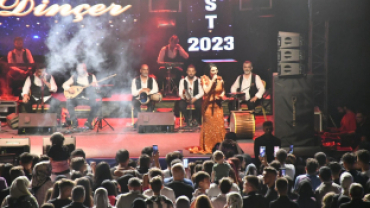 EMFEST GAZİ EMET YÖRESEL ÜTÜNLER VE EL SANATLARI FESTİVALİ AYŞE DİNÇER KONSERİNDEN KARELER