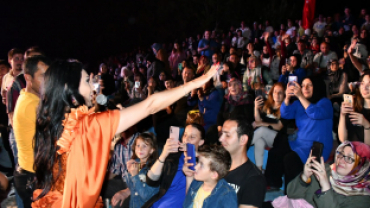 EMFEST GAZİ EMET YÖRESEL ÜTÜNLER VE EL SANATLARI FESTİVALİ AYŞE DİNÇER KONSERİNDEN KARELER
