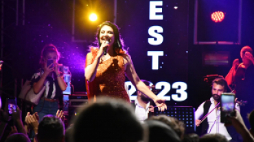 EMFEST GAZİ EMET YÖRESEL ÜTÜNLER VE EL SANATLARI FESTİVALİ AYŞE DİNÇER KONSERİNDEN KARELER