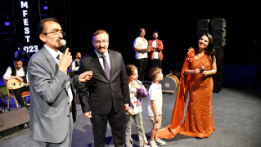 EMFEST GAZİ EMET YÖRESEL ÜTÜNLER VE EL SANATLARI FESTİVALİ AYŞE DİNÇER KONSERİNDEN KARELER