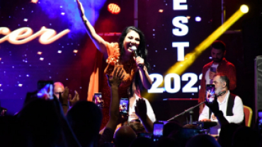 EMFEST GAZİ EMET YÖRESEL ÜTÜNLER VE EL SANATLARI FESTİVALİ AYŞE DİNÇER KONSERİNDEN KARELER