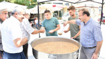 Emet Belediyesinden 5 bin kişilik aşure ikramı