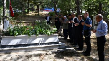 15 Temmuz Demokrasi ve Milli Birlik Günü dolayısıyla İlçemizde düzenlenen resmi program kapsamında bu sabah saat 10.00’de şehitlik ziyareti yapıldı.