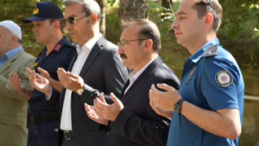15 Temmuz Demokrasi ve Milli Birlik Günü dolayısıyla İlçemizde düzenlenen resmi program kapsamında bu sabah saat 10.00’de şehitlik ziyareti yapıldı.