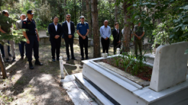 15 Temmuz Demokrasi ve Milli Birlik Günü dolayısıyla İlçemizde düzenlenen resmi program kapsamında bu sabah saat 10.00’de şehitlik ziyareti yapıldı.