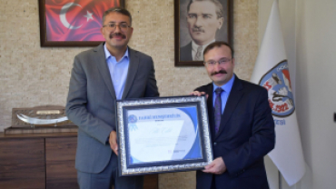 VALİ ÇELİK’E HEMŞEHRİLİK BERATI TAKDİM EDİLDİ