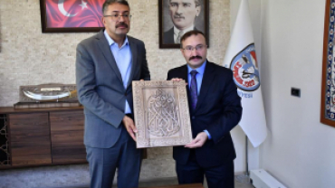 VALİ ÇELİK’E HEMŞEHRİLİK BERATI TAKDİM EDİLDİ
