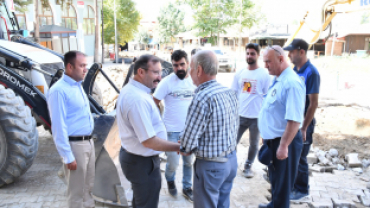 Belediye Başkanımız Hüseyin Doğan altyapı çalışmaları kapsamında Belediyemiz fen işleri birimince Kaynarca caddesinde kilit parke kaldırma çalışmaları ardından başlayan altyapı çalışmalarını yerinde inceleyerek esnaf ve vatandaşlarla bir araya gelerek sür