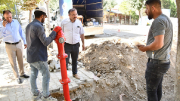 Belediye Başkanımız Hüseyin Doğan altyapı çalışmaları kapsamında Belediyemiz fen işleri birimince Kaynarca caddesinde kilit parke kaldırma çalışmaları ardından başlayan altyapı çalışmalarını yerinde inceleyerek esnaf ve vatandaşlarla bir araya gelerek sür