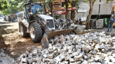 KALDIRIM TAŞLARINI  SÖKME ÇALIŞMALARI SÜRÜYOR