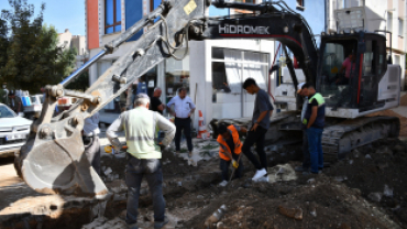 Belediye Başkanımız Hüseyin Doğan altyapı çalışmaları kapsamında Belediyemiz fen işleri birimince Kaynarca caddesinde kilit parke kaldırma çalışmaları ardından başlayan altyapı çalışmalarını yerinde inceleyerek esnaf ve vatandaşlarla bir araya gelerek sür