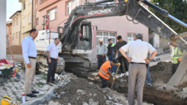 Belediye Başkanımız Hüseyin Doğan altyapı çalışmaları kapsamında Belediyemiz fen işleri birimince Kaynarca caddesinde kilit parke kaldırma çalışmaları ardından başlayan altyapı çalışmalarını yerinde inceleyerek esnaf ve vatandaşlarla bir araya gelerek sür