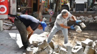 KALDIRIM TAŞLARINI  SÖKME ÇALIŞMALARI SÜRÜYOR