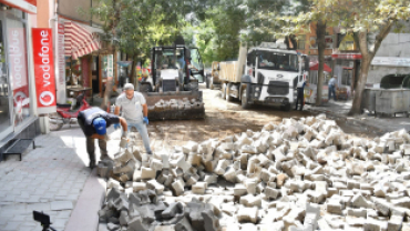 KALDIRIM TAŞLARINI  SÖKME ÇALIŞMALARI SÜRÜYOR