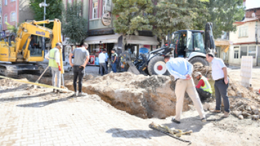 Belediye Başkanımız Hüseyin Doğan altyapı çalışmaları kapsamında Belediyemiz fen işleri birimince Kaynarca caddesinde kilit parke kaldırma çalışmaları ardından başlayan altyapı çalışmalarını yerinde inceleyerek esnaf ve vatandaşlarla bir araya gelerek sür