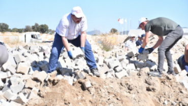 Emet’te Belediye Başkanımız Hüseyin Doğan da işçilere yardım etti