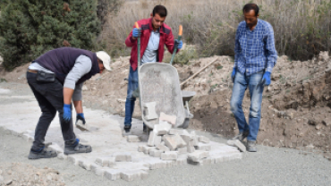 Emet Yunus Emre İmam Hatip Ortaokulu'nun arka tarafında bulunan yolda, Belediyemiz  tarafından parke taşı döşeme ve yol düzenleme çalışmaları gerçekleştiriliyor