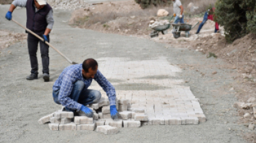 Emet Yunus Emre İmam Hatip Ortaokulu'nun arka tarafında bulunan yolda, Belediyemiz  tarafından parke taşı döşeme ve yol düzenleme çalışmaları gerçekleştiriliyor