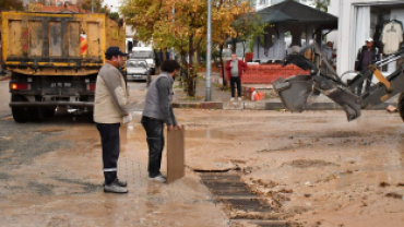 Yoğun yağış sonrası Belediyemiz fen işleri ve zabıta ekiplerimiz temizlik çalışmaları için sahadalar