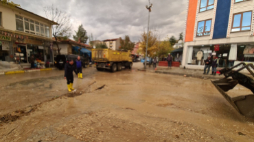 Yoğun yağış sonrası Belediyemiz fen işleri ve zabıta ekiplerimiz temizlik çalışmaları için sahadalar