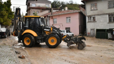 Yoğun yağış sonrası Belediyemiz fen işleri ve zabıta ekiplerimiz temizlik çalışmaları için sahadalar