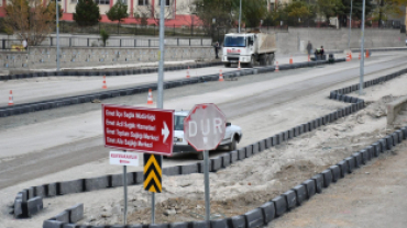 Okullar caddesi ve ilçe garajı mevkiinde Üst yapı  bordür ve zemin düzenleme  çalışmaları tüm hızıyla devam ediyor